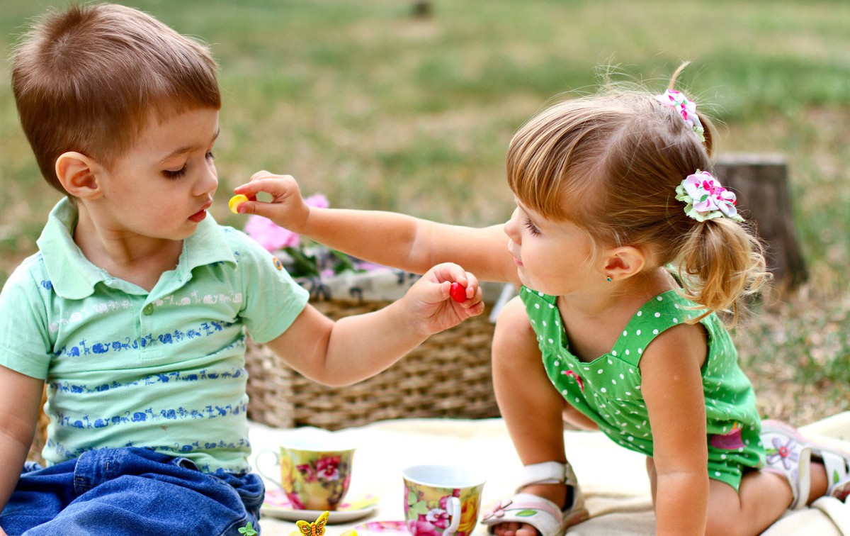孩子被其他小朋友孤立怎么开导,妈妈不和自己玩怎么办