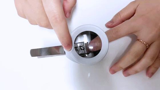 老人家用超大的剪刀剪指甲,老人剪指甲更轻松