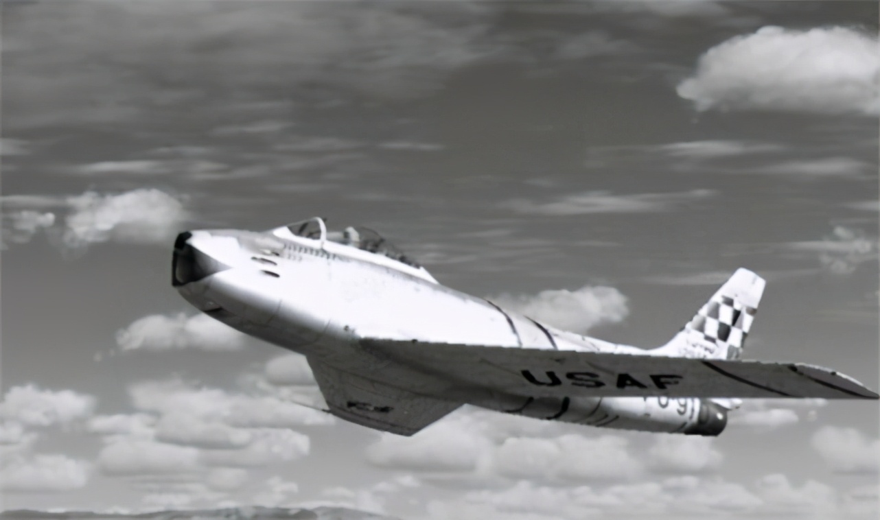 徐廷泽驾机起义，摆脱4架敌机拦截，周恩来嘱咐他先成家，后工作