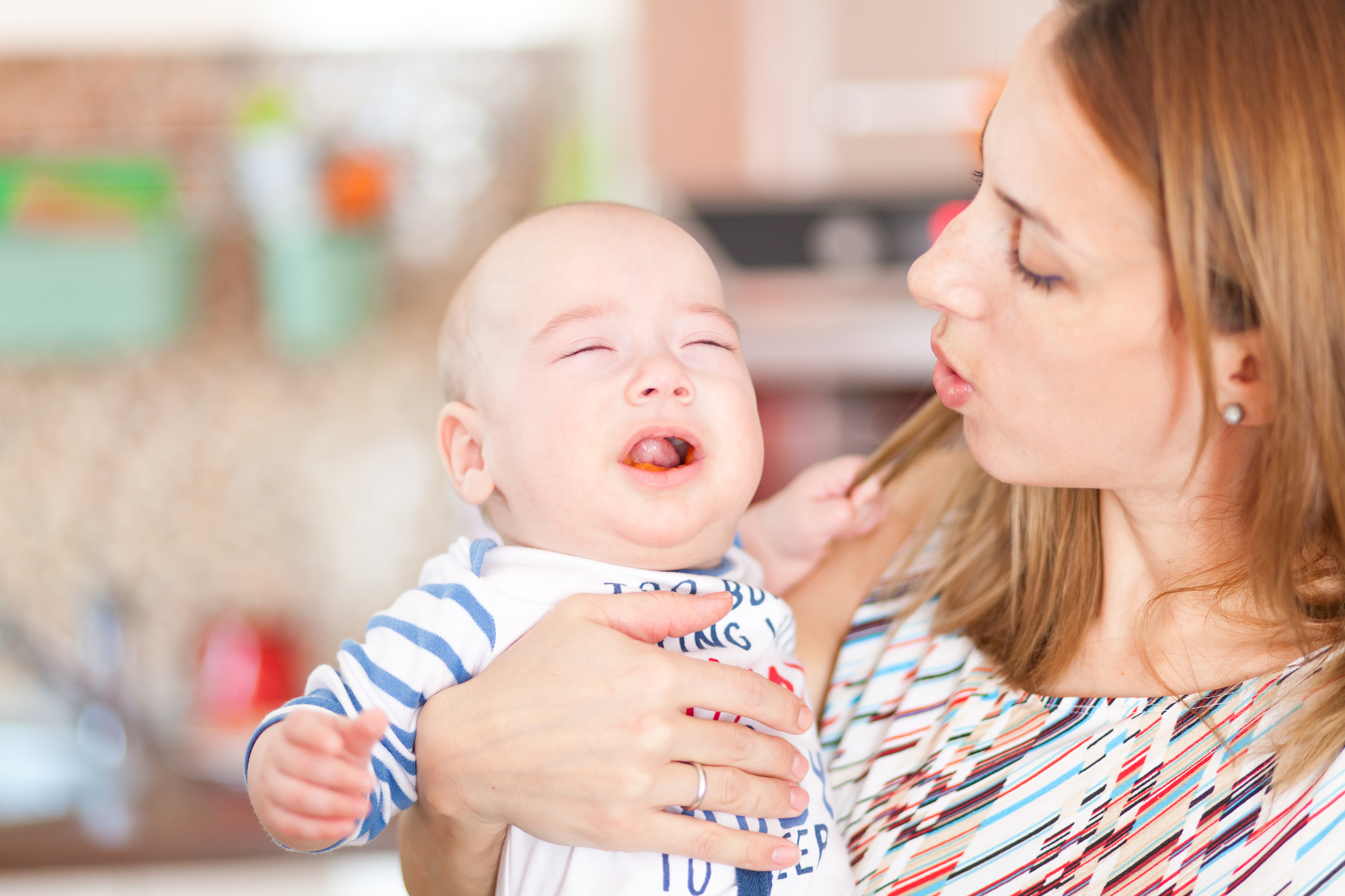 宝宝意外跌落这三点要牢记,宝宝坠床惊吓怎么办