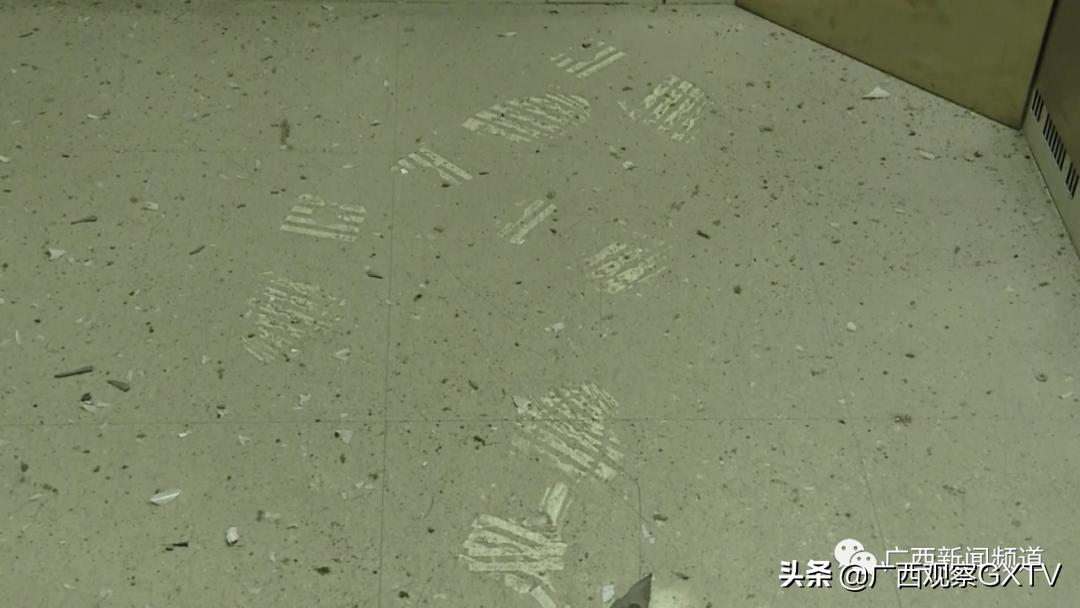 南宁一小区电梯坠落砸坏电梯门,小区电梯事故2人8楼坠落