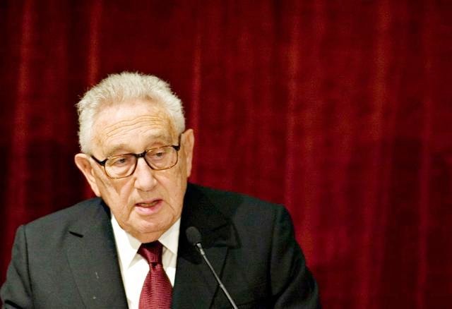 记者故意刁难周总理：为何要用美产钢笔？他的回答让记者羞愧