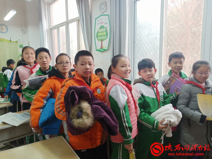 爱心捐赠进校园寒冬温情暖人心,乡村小学爱心捐赠活动简报