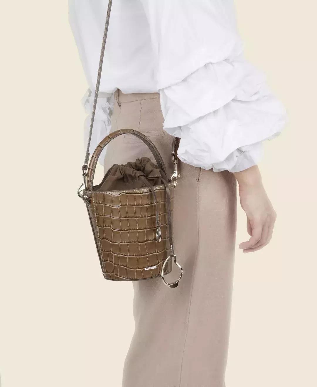 1000左右的包包品牌推荐,1000块钱能买什么大牌的包