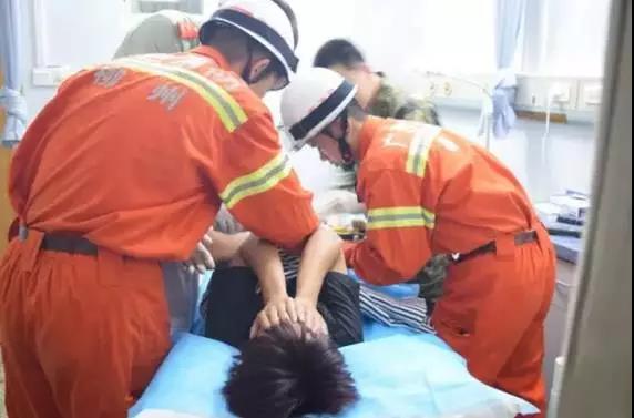 不忍直视！老哥直肠塞进直径7cm广口玻璃杯！这回菊花真的残了