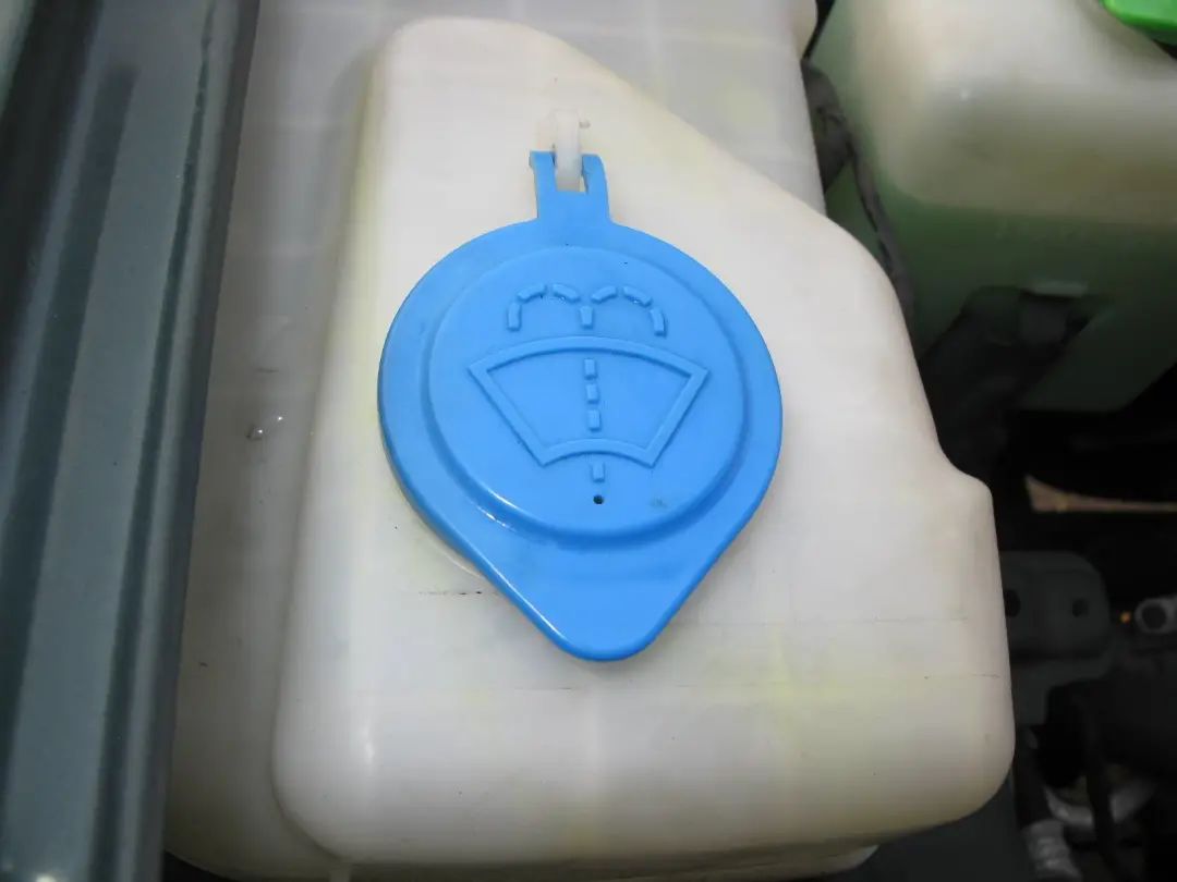 凯美瑞玻璃水冻了怎么解决,汽车玻璃水冻了解决办法