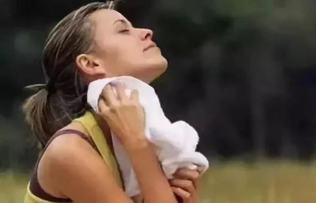 人无汗，心不安！出汗部位可以看健康状况，这几处常出汗要重视