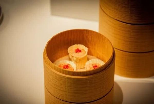 中国人烧给死人的纸扎，登上巴黎设计周，还被法国的博物馆收藏。