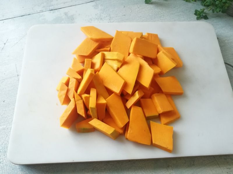 做小米南瓜粥南瓜要不要去皮,小米南瓜粥先下小米还是先下南瓜