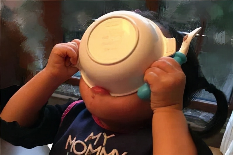 为什么宝宝吃了饭呕吐,为什么宝宝吃了辅食就吐奶严重呢