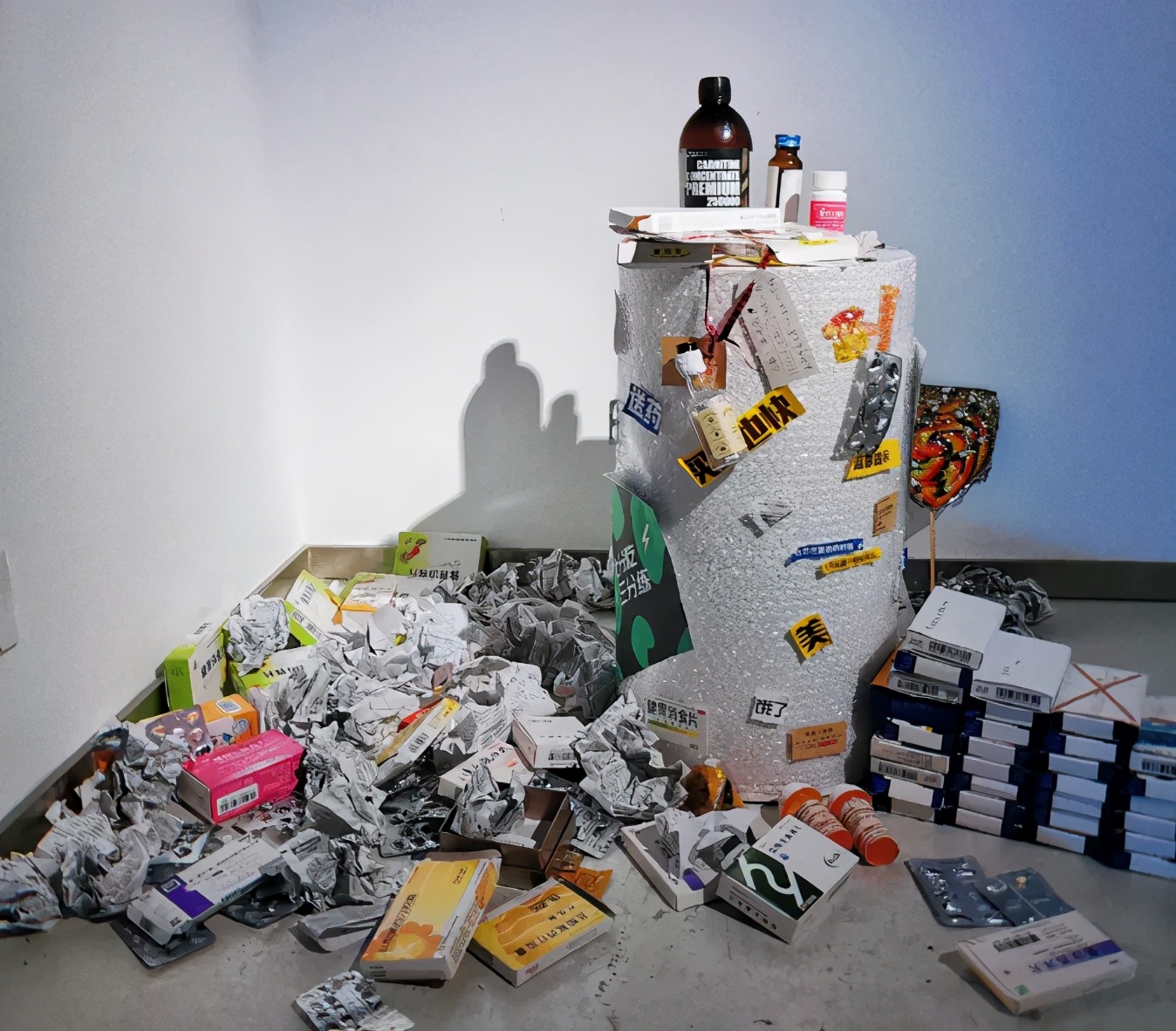 女性展示自己的身材,女生在舞台上展示自己的身材