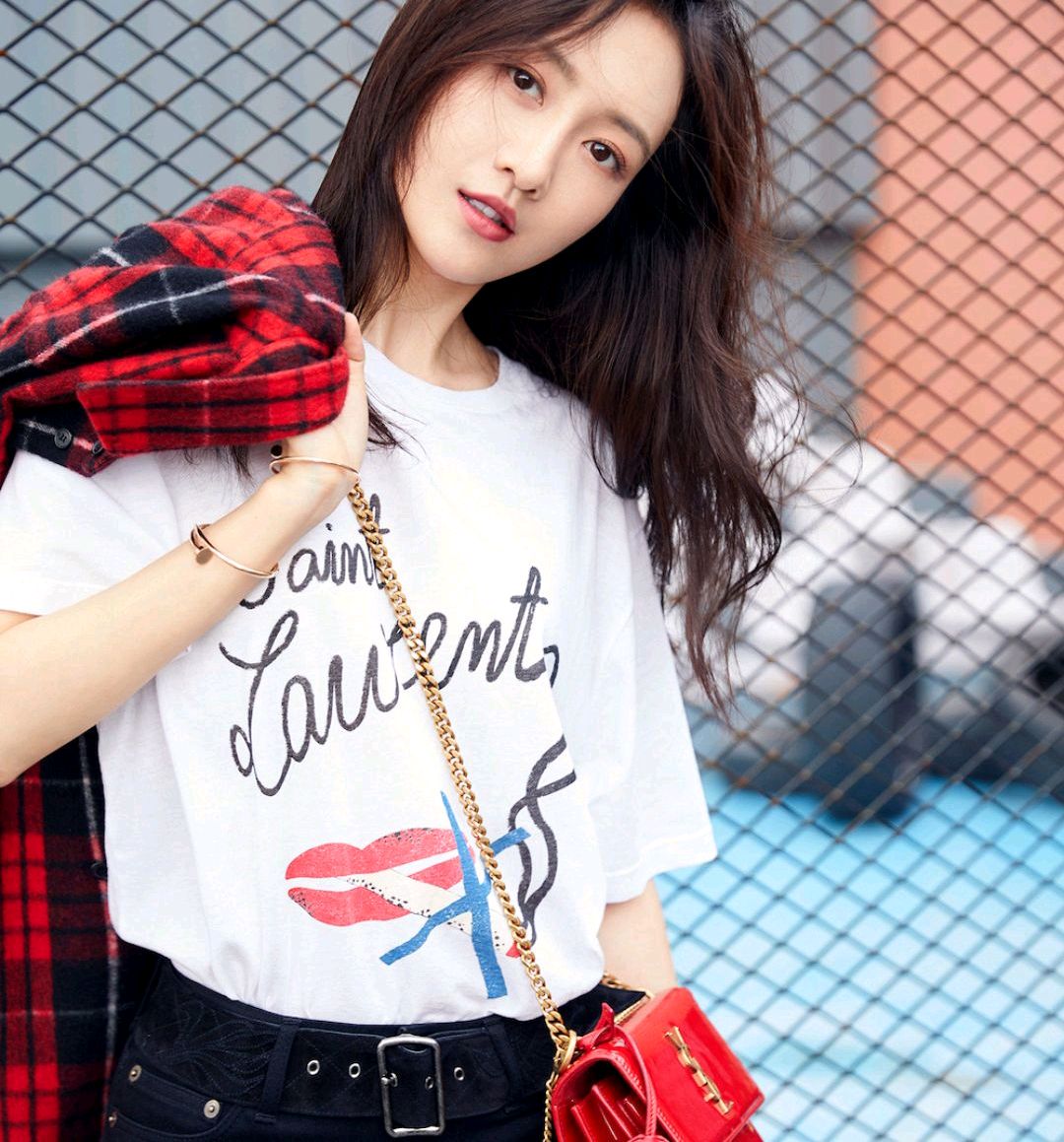 王鸥黄色雪纺衬衫搭白色西装裤,王鸥穿白色长裤