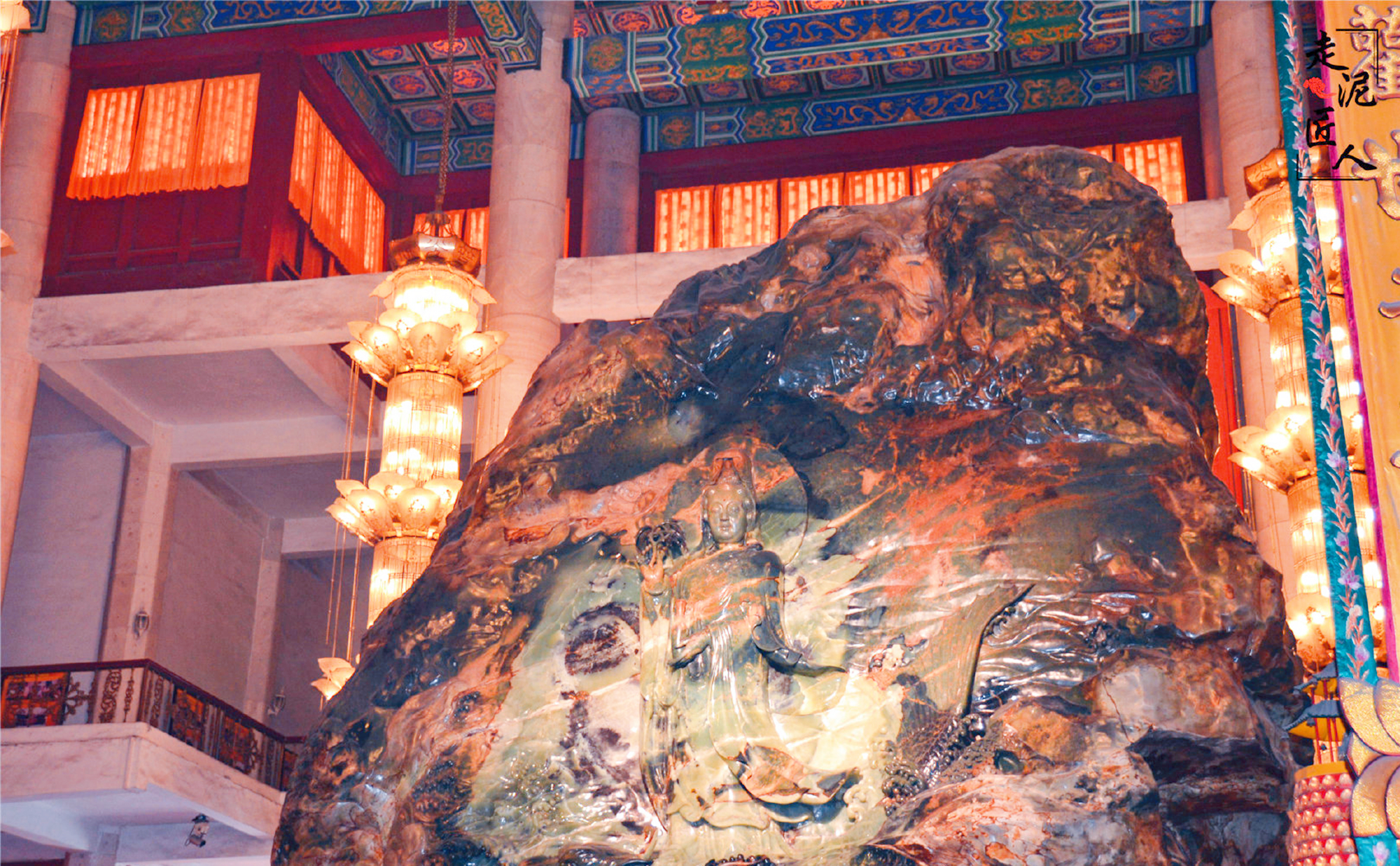 辽宁“井中王”玉石，重量超260吨，被大师雕刻成“双面玉佛”