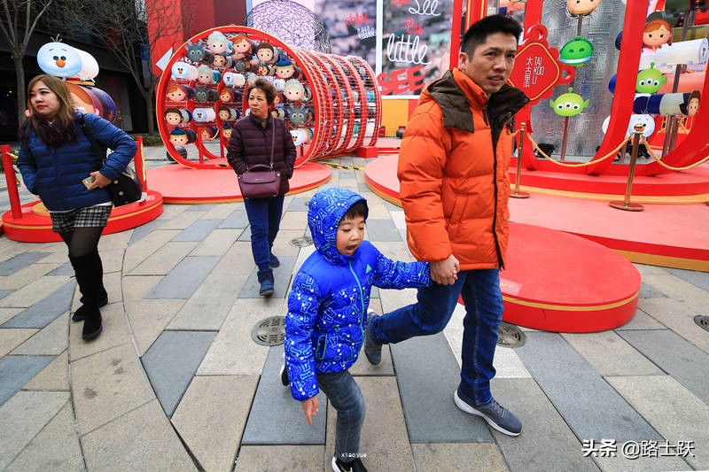 上海迪士尼2022烟花秀点亮新一年,北京三里屯迪士尼灯会