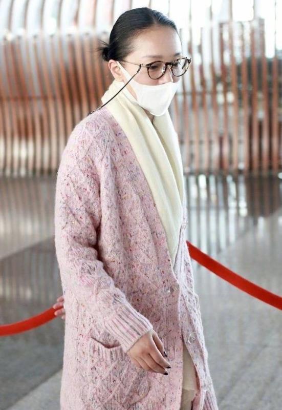 周迅秋冬最新穿搭网友确定44岁,周迅穿搭白黑格衬衣同款