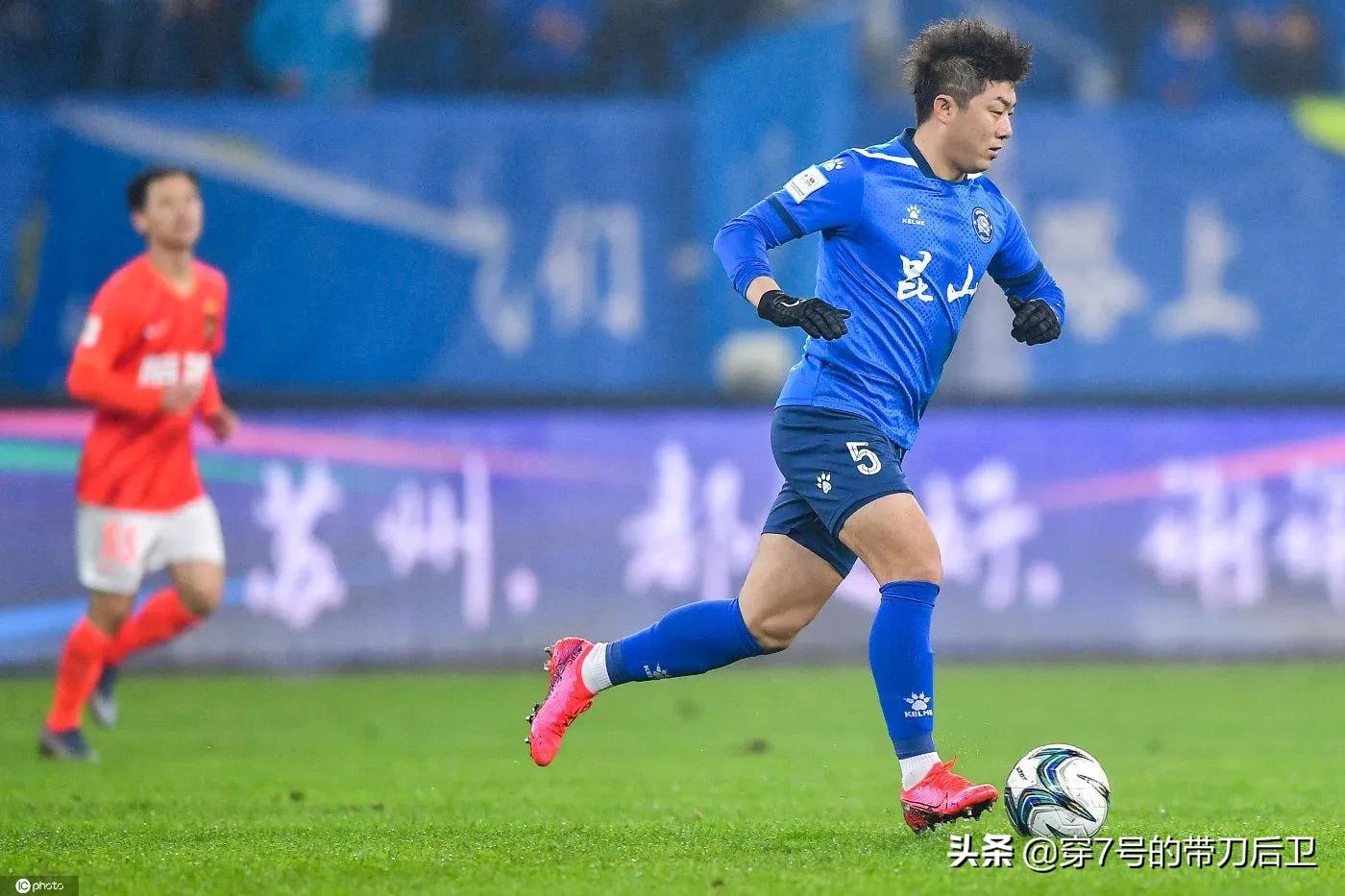 中甲足球联赛运动员,年轻时候踢过中甲的国脚