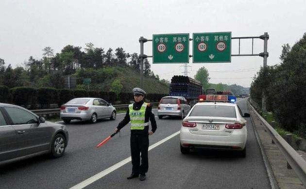 高速120前面突然提示限速100,高速110的路面突然提醒限速60