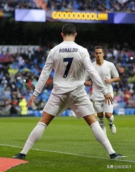 小罗看大罗钟摆过人,大罗脚后跟挑球过人