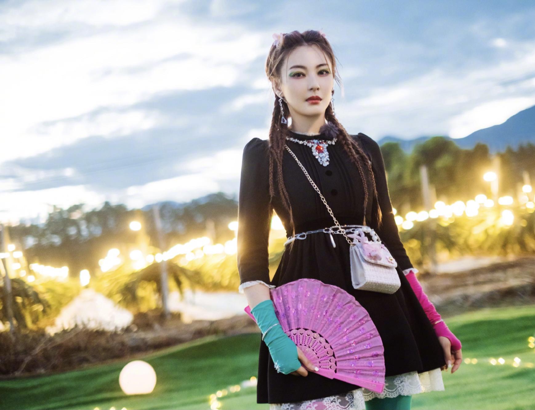 张雨绮泰国穿搭吊带小黑裙,张雨绮夏季私服穿搭