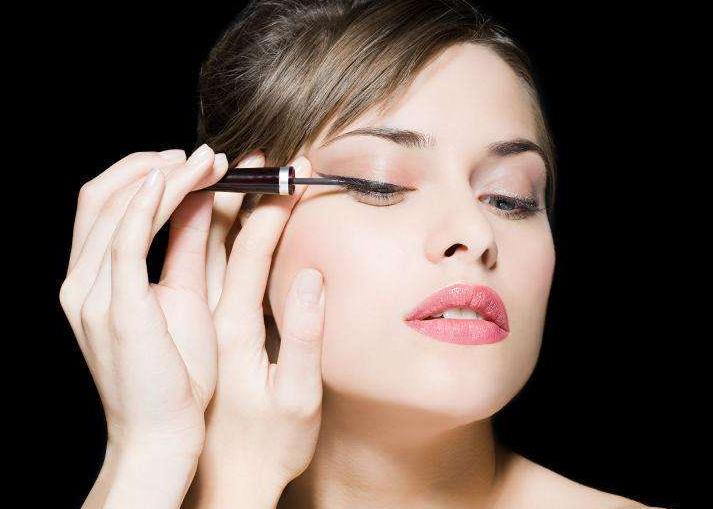 不想变成“大花猫”，就把这些化妆技巧学会！从此和晕妆说baybay
