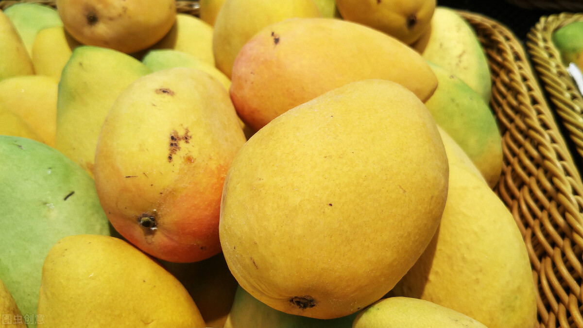 选芒果时，别只知道看大小，牢记“3看1闻1吃”原则，个个香甜