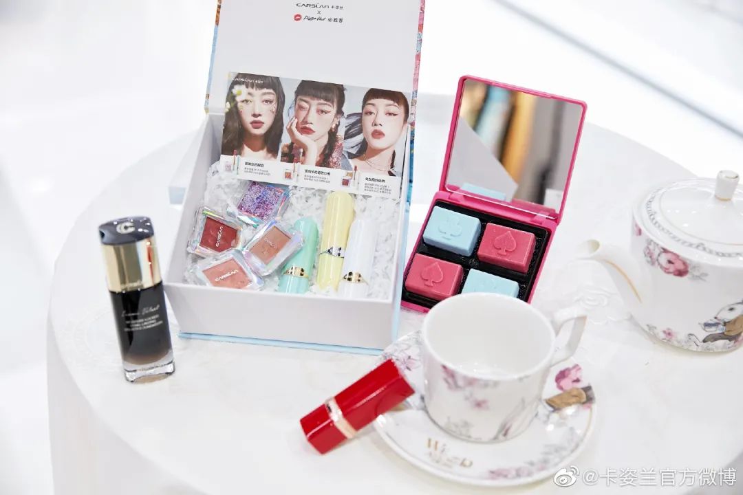 卡姿兰x必胜客的“下午茶”主题彩妆包装，梦回爱丽丝