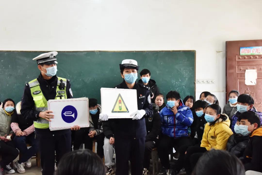 开学季百警坚守护学岗,开学季警察蜀黍温馨寄语
