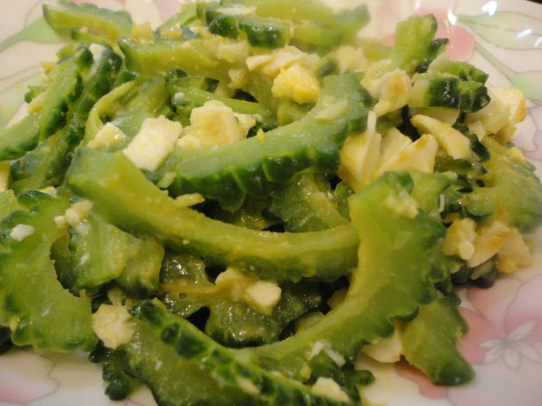 咸蛋煎苦瓜的做法窍门是什么,炒苦瓜味道不大怎么办