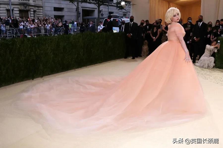 卡戴珊化身摄魂怪、碧梨赛白雪公主...今年METGALA妖魔鬼怪再出洞