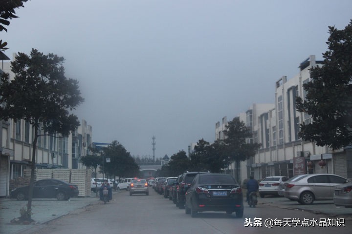 摸黑赶水晶原料交易早市去晚一晚人影都找着了