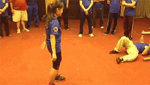 爆笑gif为了我的八块腹肌拼了,成年人幽默搞笑gif图片带字