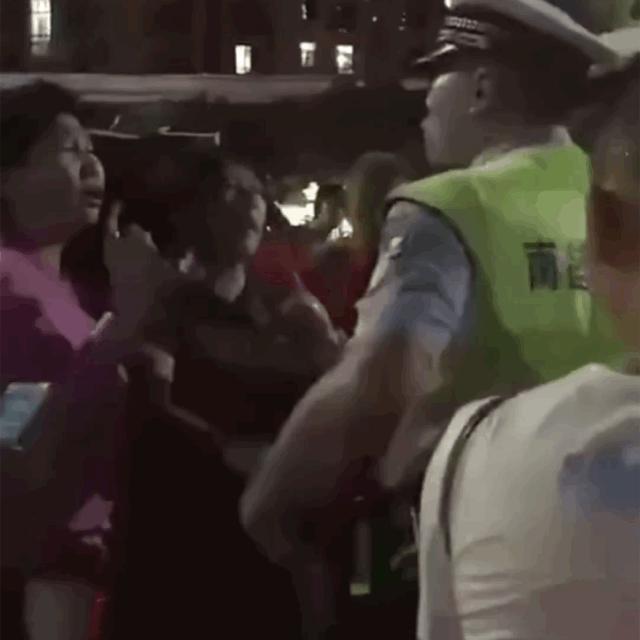 向老人喷辣椒水的警察,一家人阻碍执法被喷辣椒水喊救命