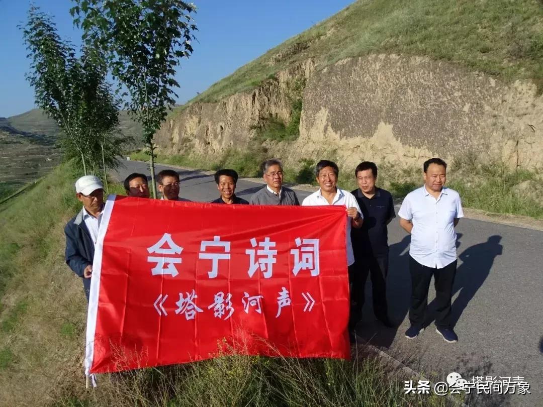 喜见斯人真福气，得和红玉缔良缘