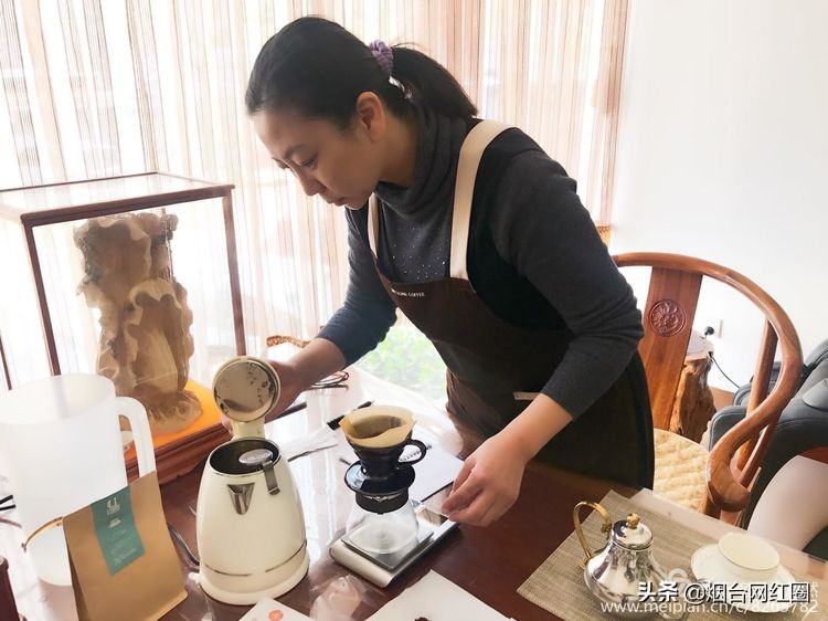 喜欢咖啡，因为那种独特的色香味。色泽凝重，透着忧郁和冷寂