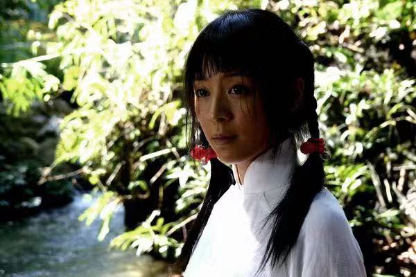 被称“女版陈冠希”，和多名大导演传绯闻，张静初败于太太团？