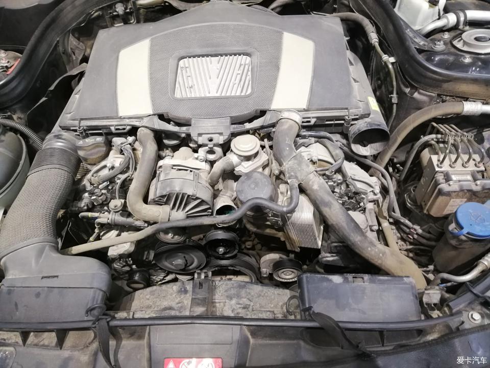 20年奔驰e300l发动机油底壳拆卸,奔驰老款e300机油格底座更换