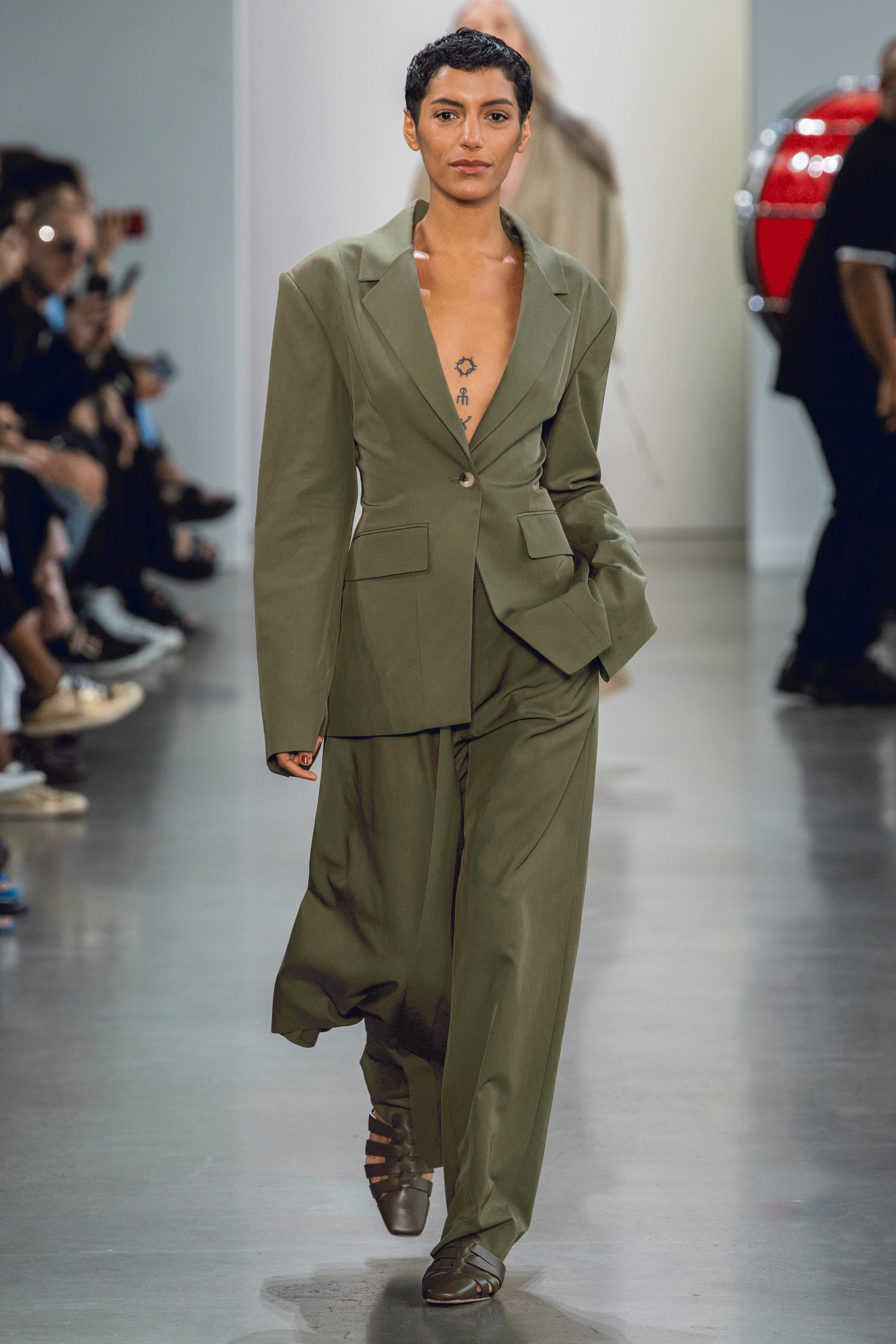 面对眼花缭乱的时装2020春夏到底买什么？她们有话要说