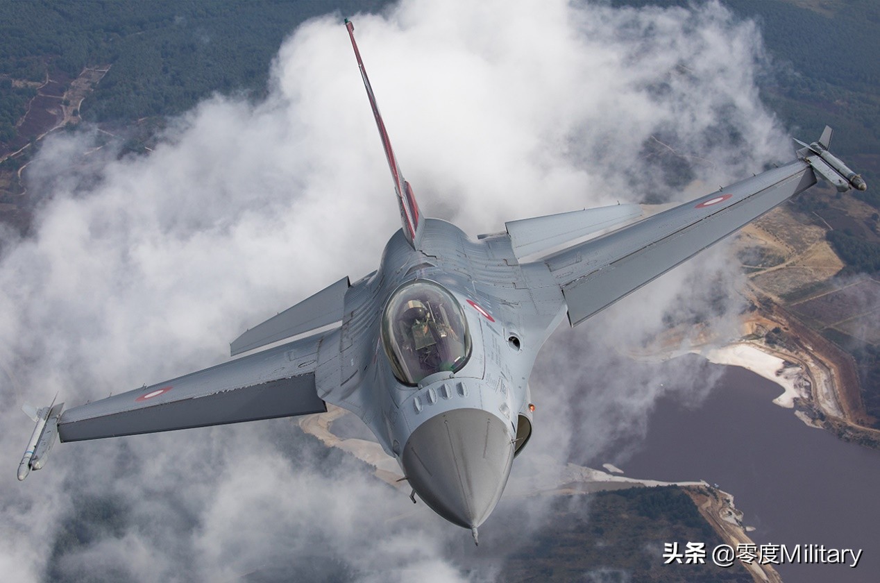 涓归害鐨囧绌哄啗瑁呭,鑻卞浗鐨囧绌哄啗杞扮偢涓归害