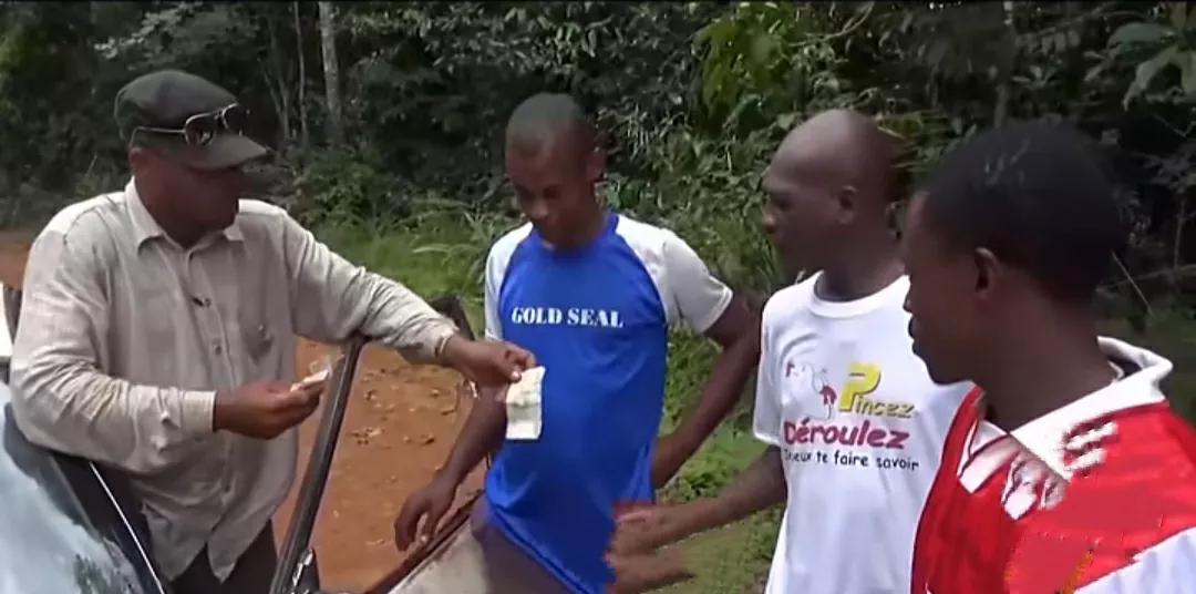 喀麦隆玩命出租车，一辆车坐17人，中国自行车也在非洲遍地开花