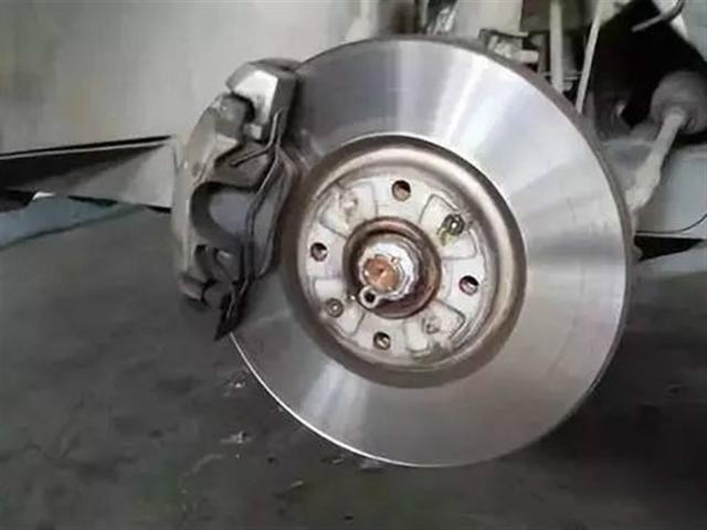 刹车失灵前通常会出现这几大征兆,刹车失灵怎么自救一键启动