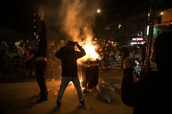 美国突然“乱套了”，四句话说透