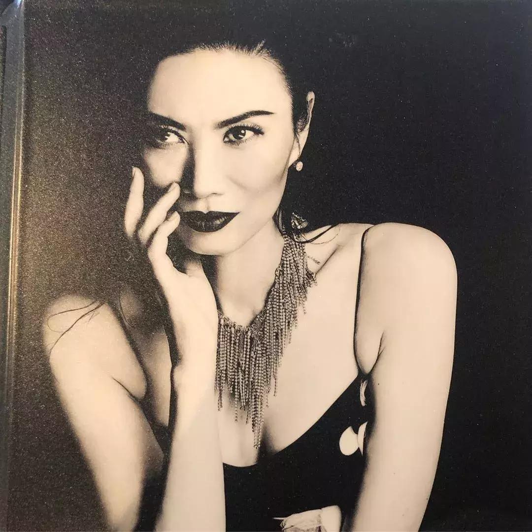 刚和嫩模男友分手，50岁邓文迪又收割一位富豪