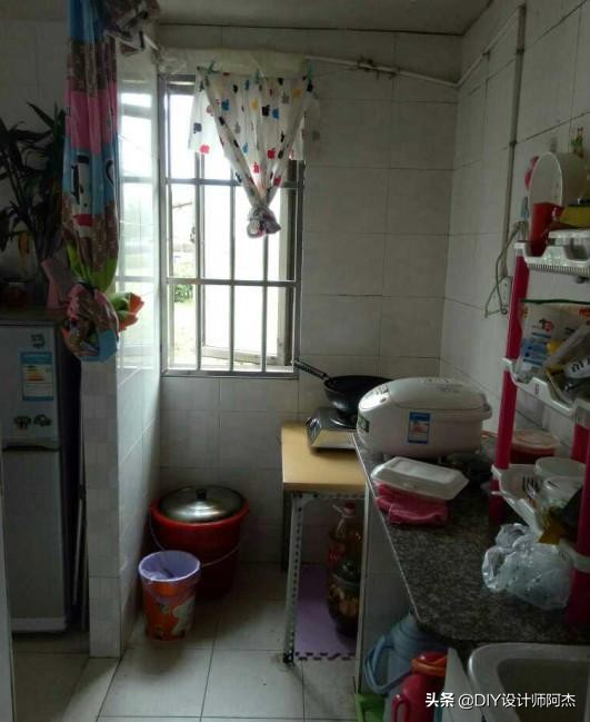 我在上海1500元的出租房，厕所在厨房里，连门都没有，想逃离了