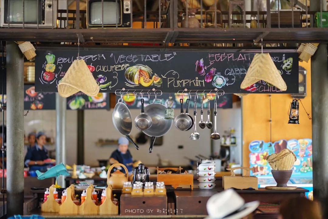 美国艺术家老夫妇定居苏梅岛十年，教游客画垃圾桶，唤醒环保意识