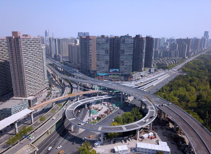 推进市政基础设施建设,我市城市基础设施建设