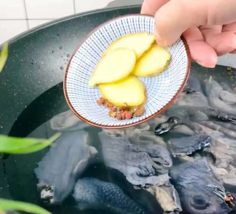 乌鸡山药红枣枸杞汤做法,乌鸡汤能放香菇和山药吗