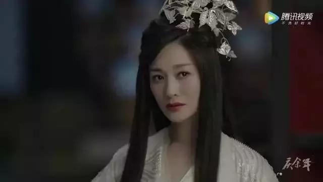 李小冉五官精致皮肤白皙透亮,70后女演员李小冉的高级搭配