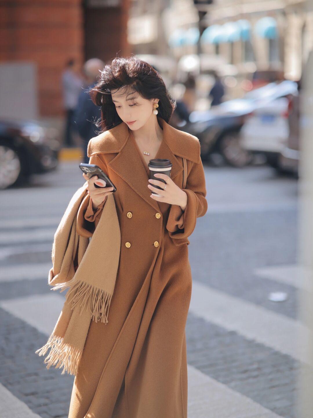 大衣内搭连帽针织衫穿搭,秋冬季节大衣穿搭技巧