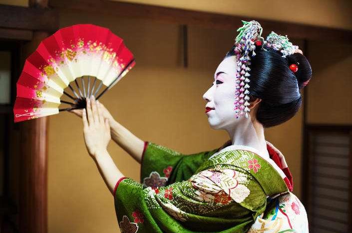 从纳凉工具到 “贵族标配”,日本折扇展示出哪些文化特色?