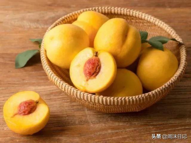 黄油桃，全身无毛，个大饱满，来自山东蒙自，一个根本不过瘾